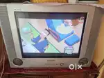 Samsung plano TV  iske saath woofers bhi hain jo tv ke saath aate hain