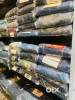 Pure shop ka mal khali ho rha hai