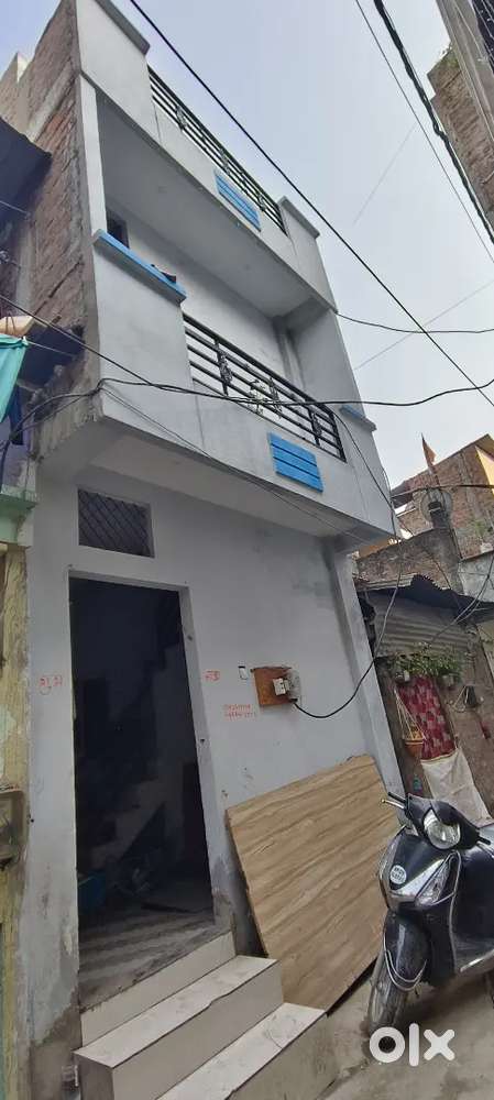 12×30 साइज हे 2 मंजिल  टॉवर के साथ बना हुआ हे 10 feet road he