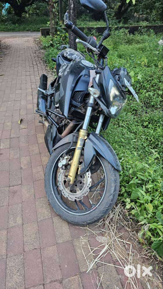 TVS Apache RTR 200 4V (2018)  New Battery  Recently Serviced
