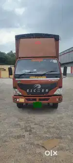 Container box vehicle