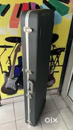 Guitar suitcase for bass/ lead guitar