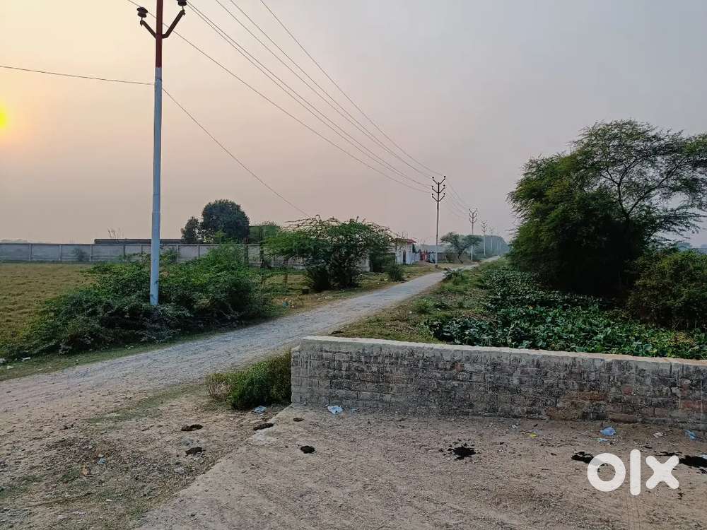 Yashraj Kothari ke pass nearby nexa showroom.