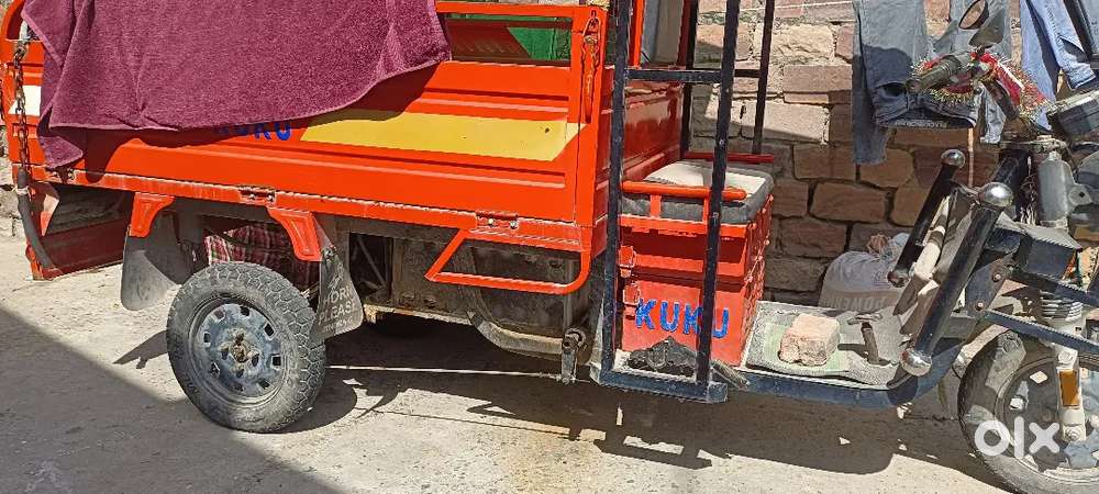 3 wheeler loading taxi