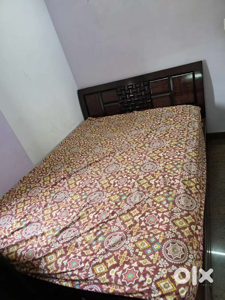 [Urgent Sale] Queen size Cot + Emma Mattress + Protector