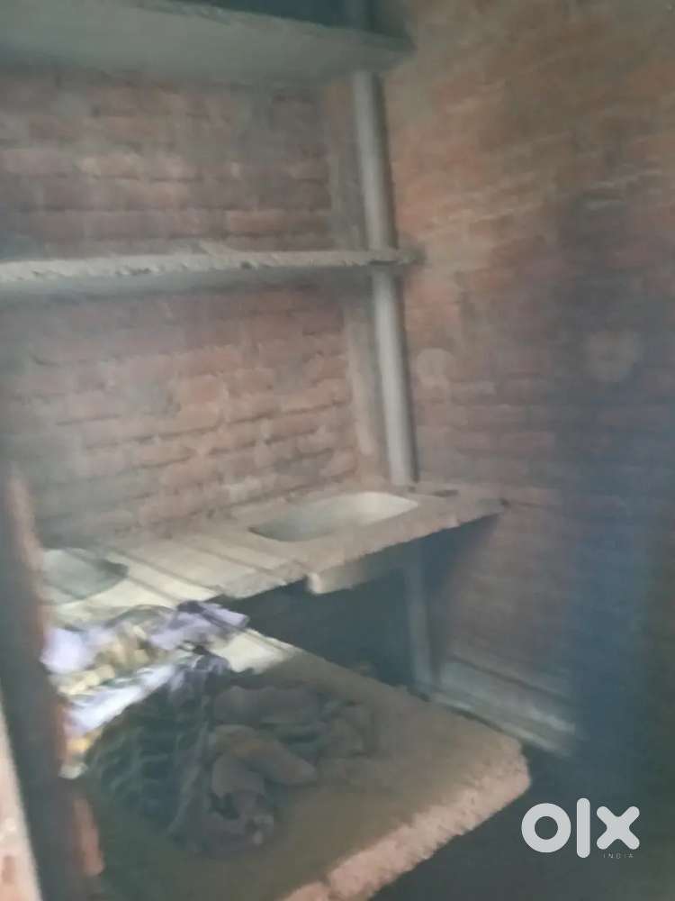 800 sq feet main bana hai 3 room hai plaster nahi hua hai