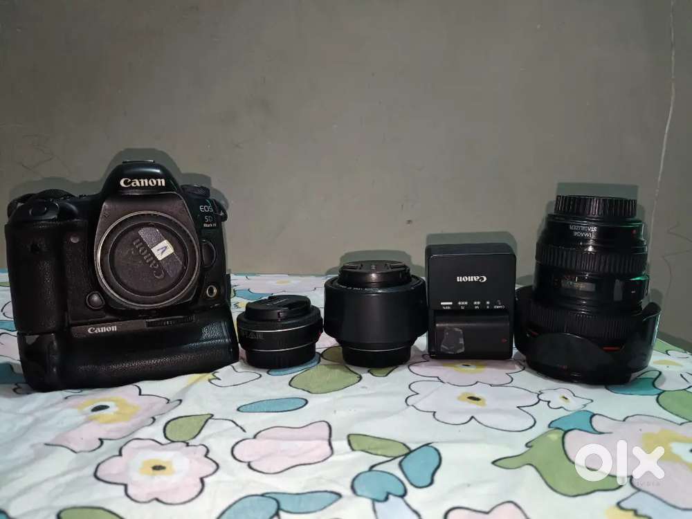 5D Mark 4   24-105  50mm 40mm battery grip