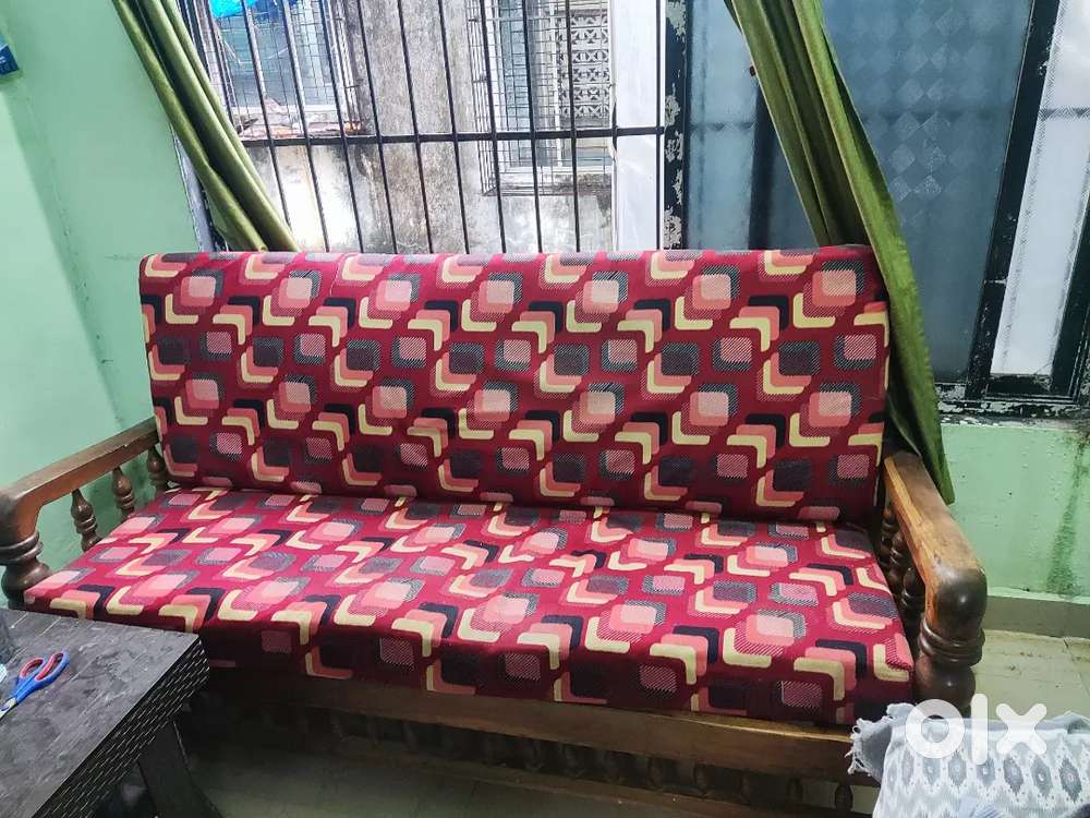 4 seater Sofa with cusion