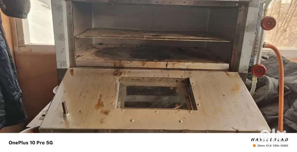 Pizzas oven gas only one month used