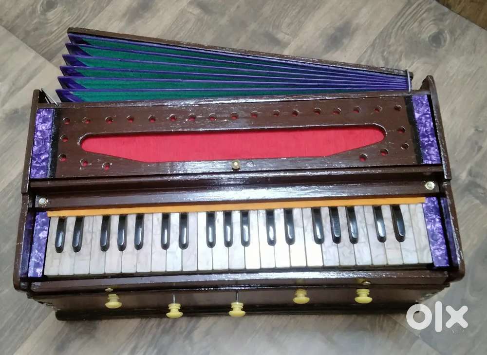 Old antique harmonium