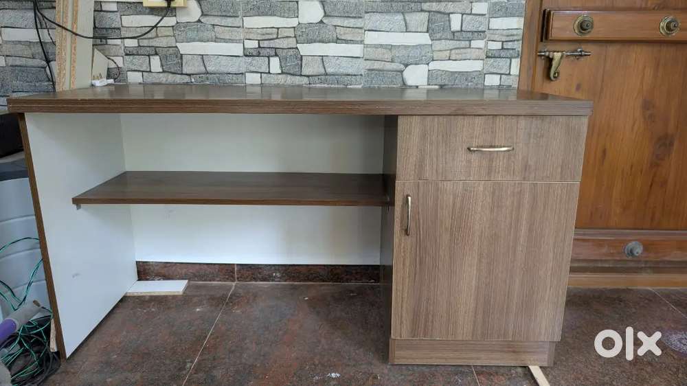 For Sale: Premium Computer/Office Desk (5ft x 2ft) Ready to go!