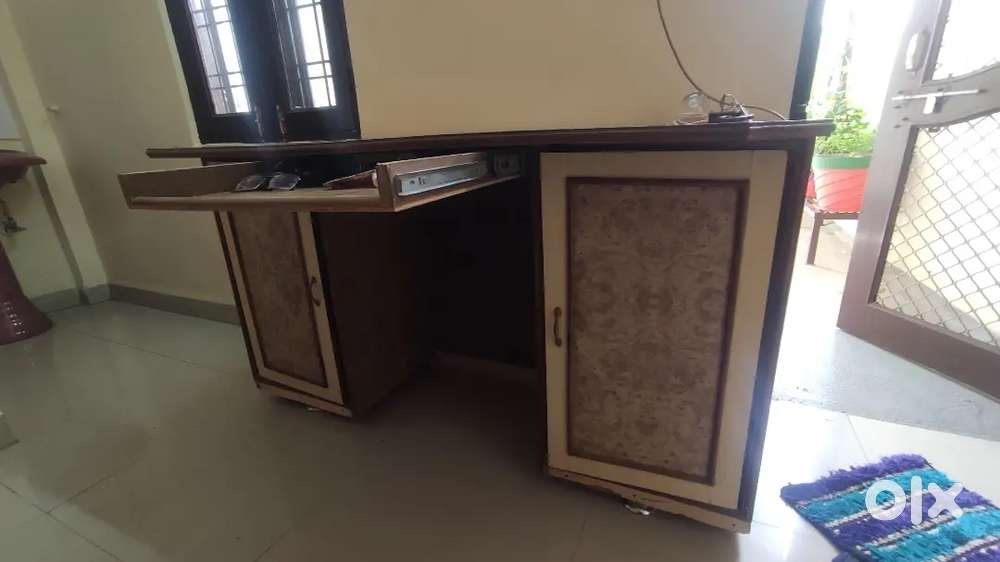 Urgent selling my Computer Table & Cornor Showcase