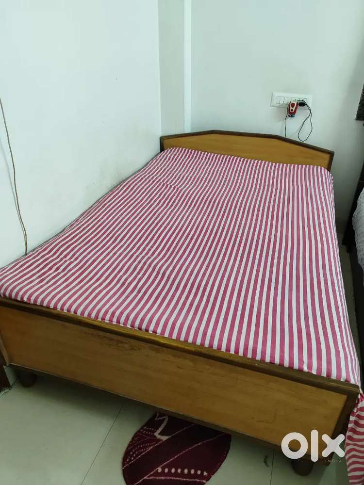 Single bed with box
