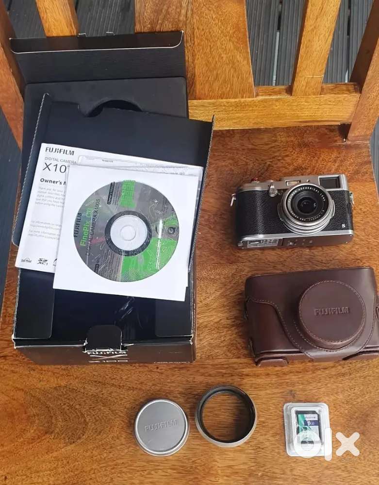 Fuji X100S Digital Camera + Leather Case +32gb Memory Card & Xtra Bat3