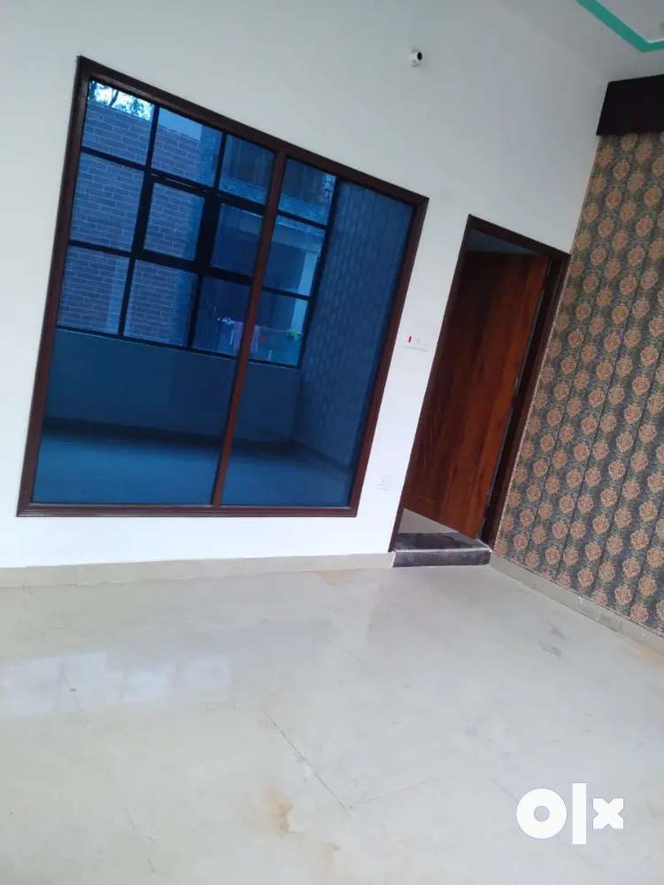 One room set for available in Mohit vihar near by reliance market