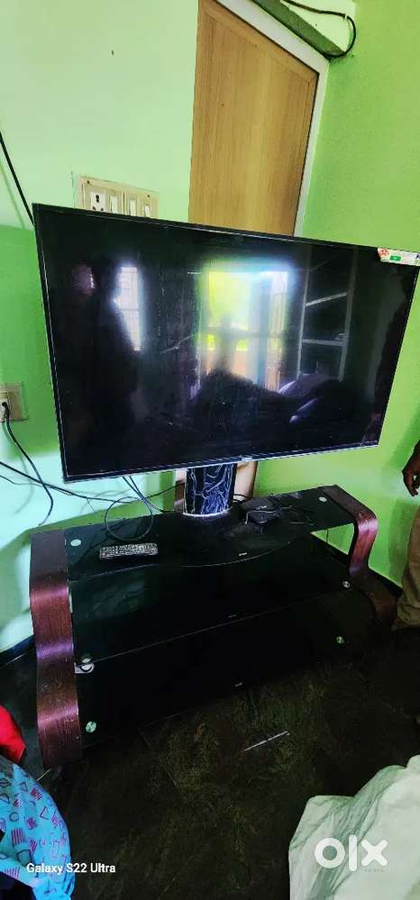 Samsung Led 43 inch TV with Stand very good condition