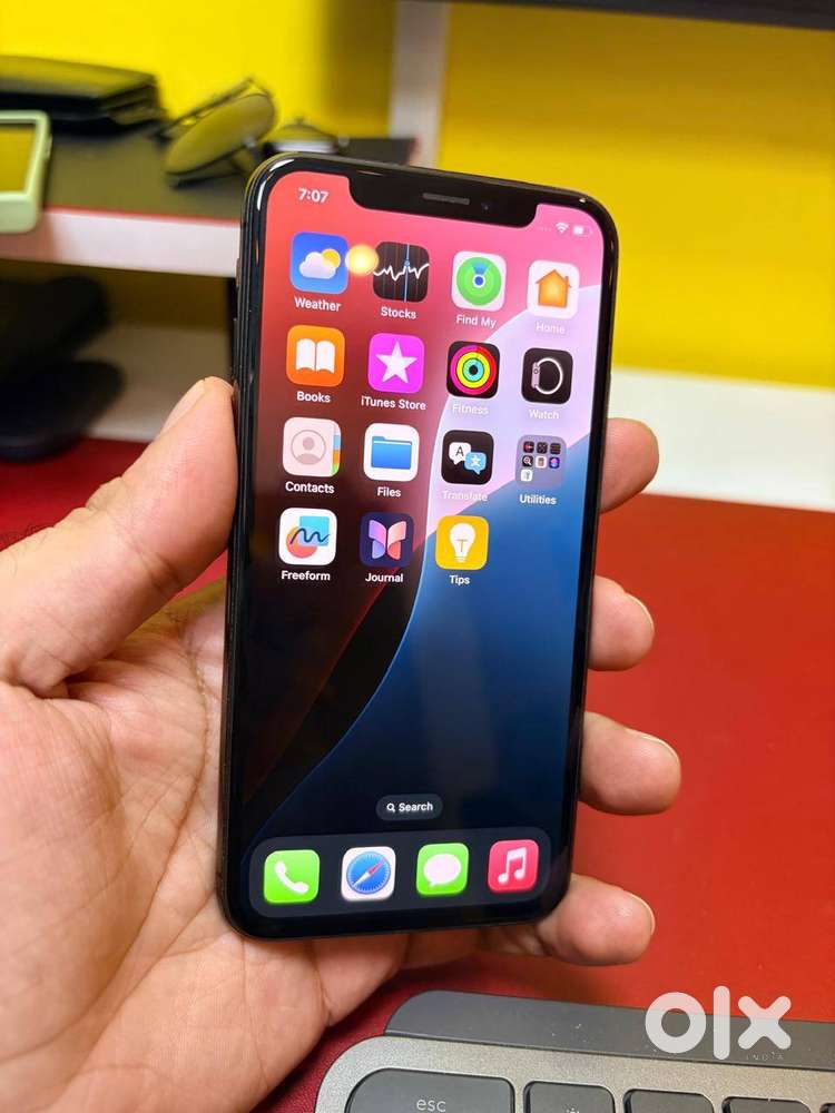 iPhone Xs 64 GB - Scratchless Condition with Accessories