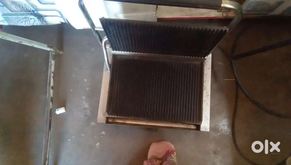 Oil fryer and sandwich griller