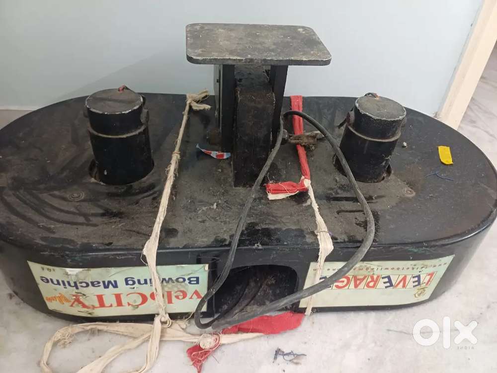 Cricket bowling machine