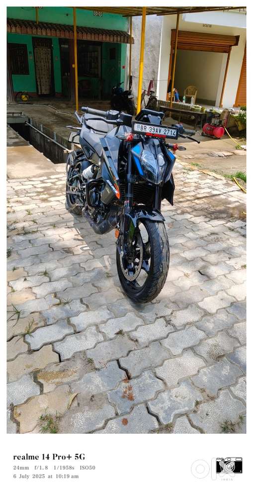 DUKE 250 EBONY BLACK COLOUR