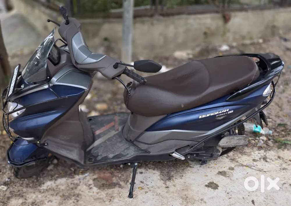 The suzuki Burgman EX 2025