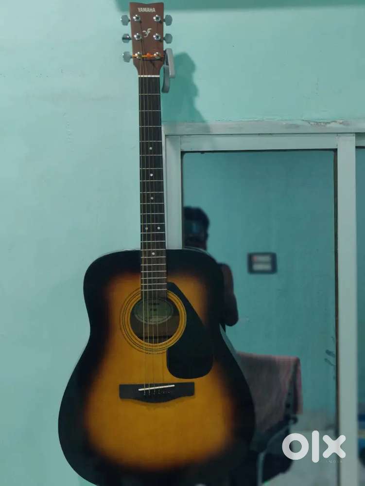 Guiter brand bew Yamaha F280