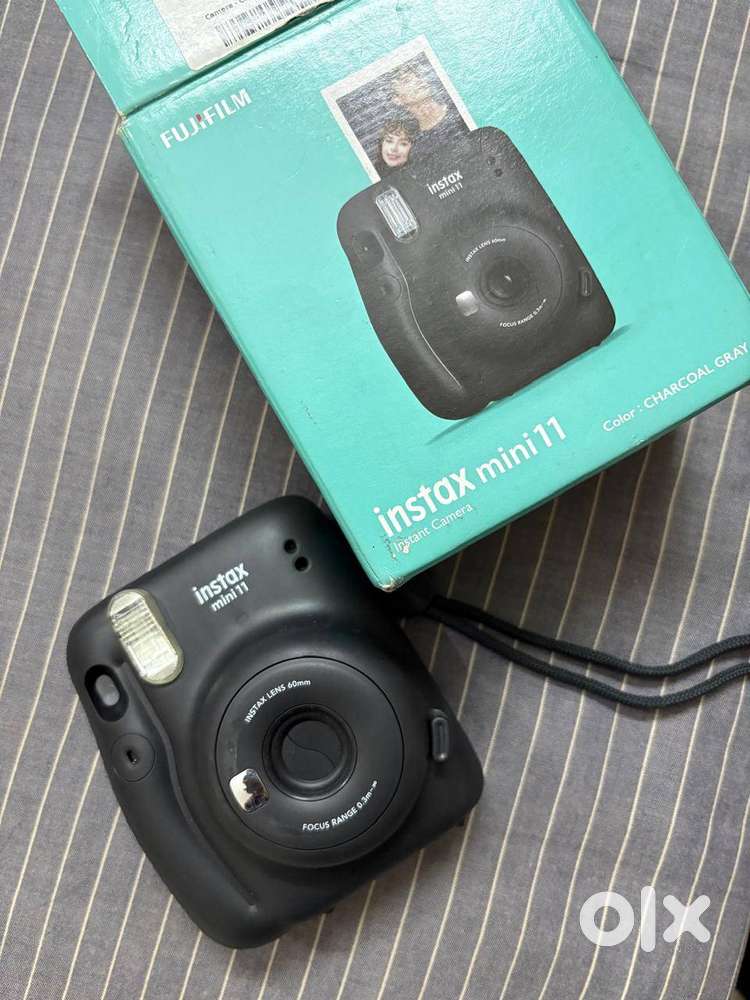 INSTAX MINI 11 ( INSTANT CAMERA ) BRAND NEW WITH INSTAX MINI FILM