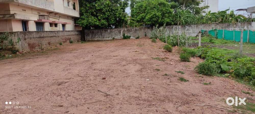Road facing 300 sq yards open plot for rent or lease