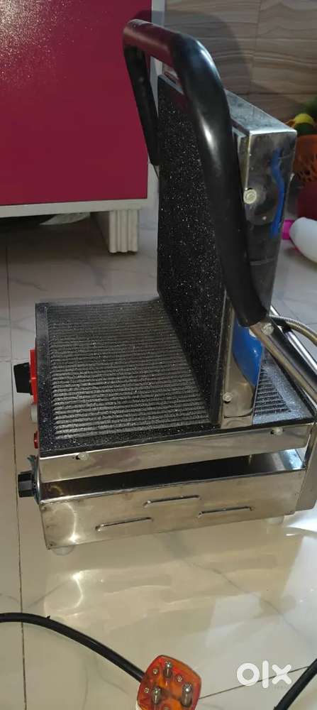 Two jumbo sandwich griller, One pizza oven