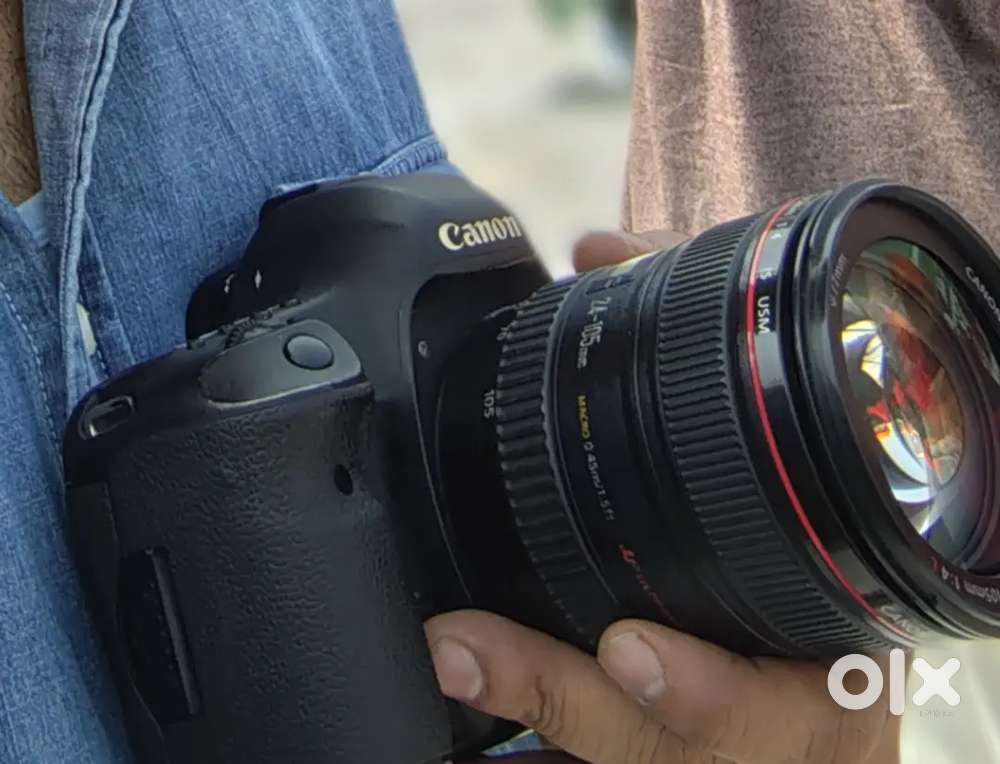 5D Mark III with 24/105 lens and original battery charge r