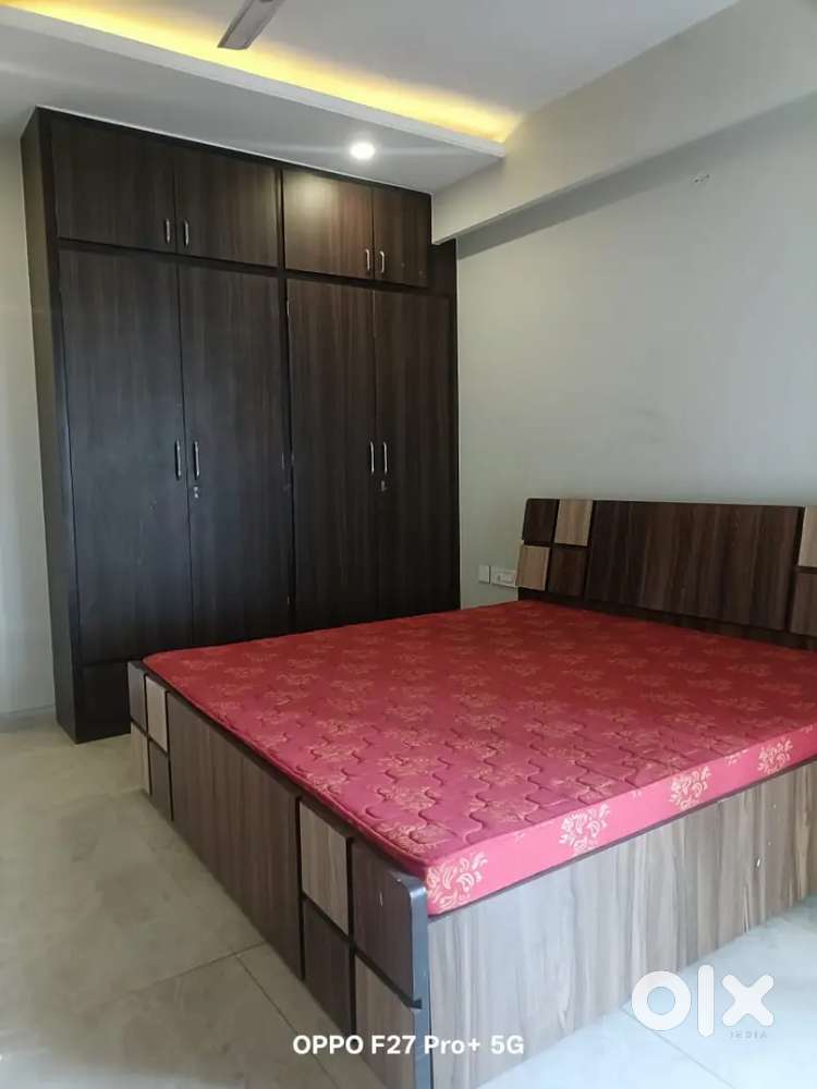 NEAR 7 NO. STAND, FURNISHED STUDIO FLAT FOR RENT.