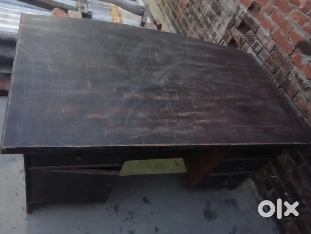 2 computer table1 office table in a good condition
