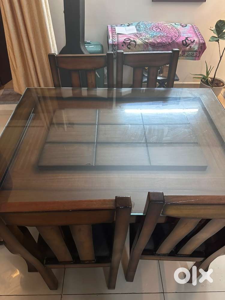 Well maintained Almsot New dining table