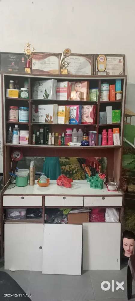 Showcase glass ka Dover bhi hai upar