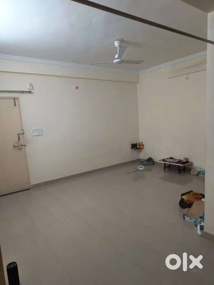 2bhk flat main hall main ek ladki chaiye rent 3000