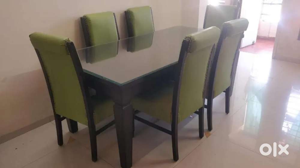6 seater dining table  for sale