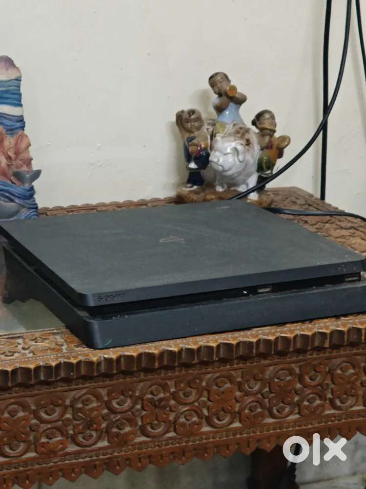 Ps 4 with 2 controllers