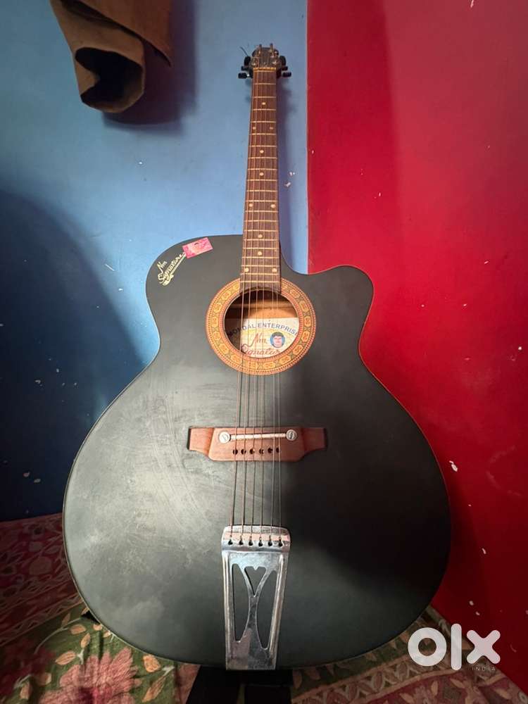 Black Acoustic Guiter - Good Condition perfect for Begginners