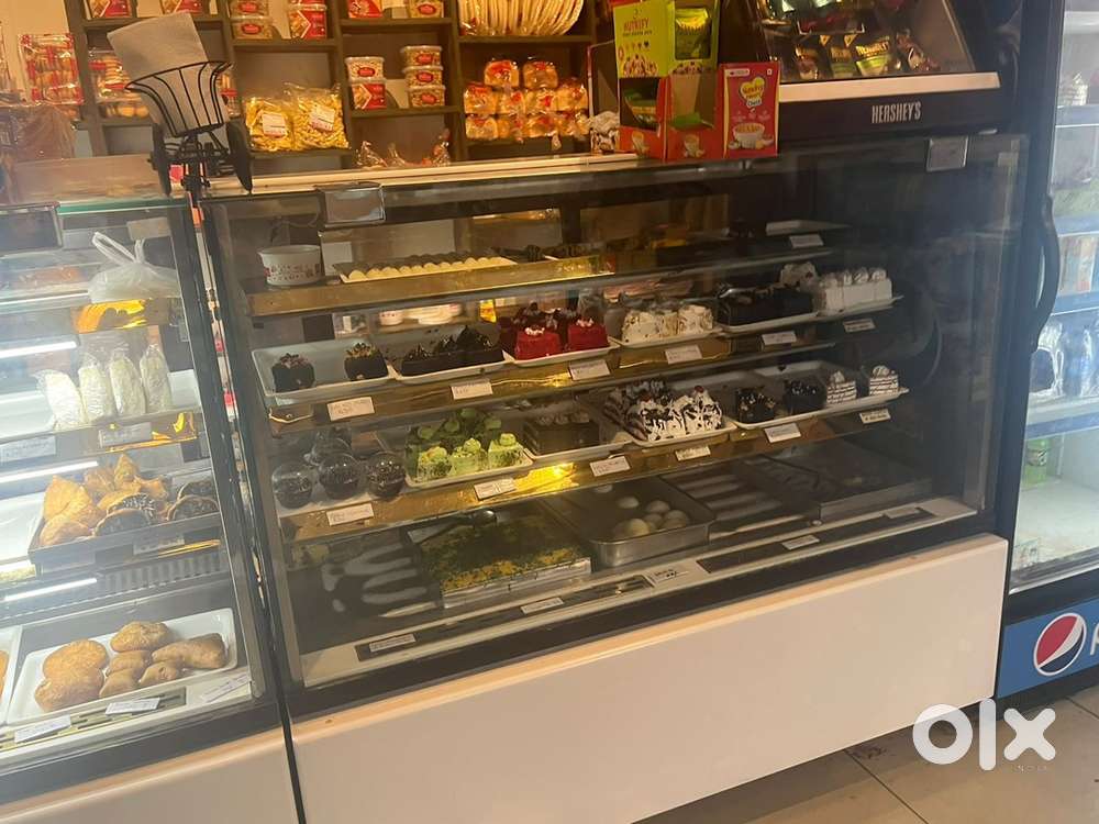 3 Display sweets and pastry counters