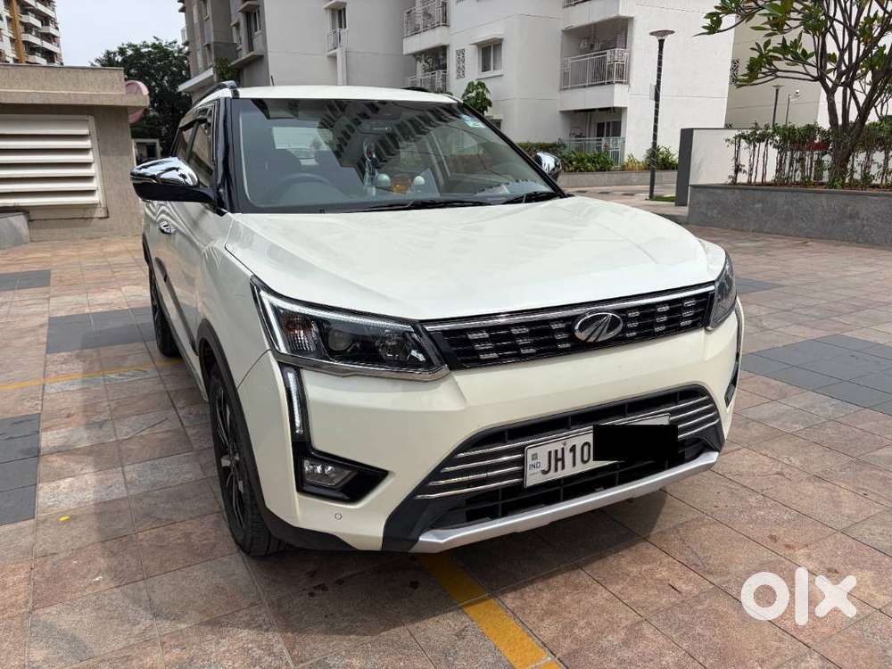 XUV300 W8(O) Petrol Manual – 2020  Fully Loaded  30,000 km only!