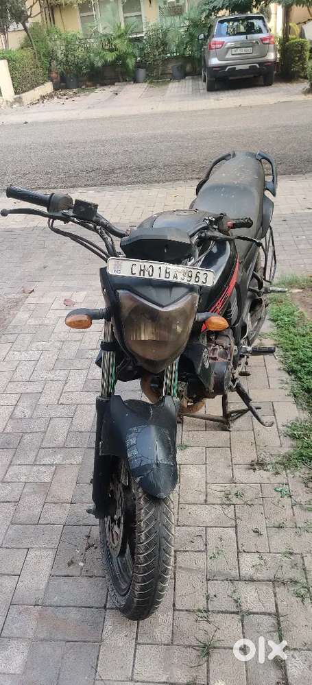 Yamaha FZ for sale Chandigarh number only 20k driven with smk helmet.