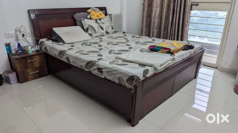 Queen size bed with storage