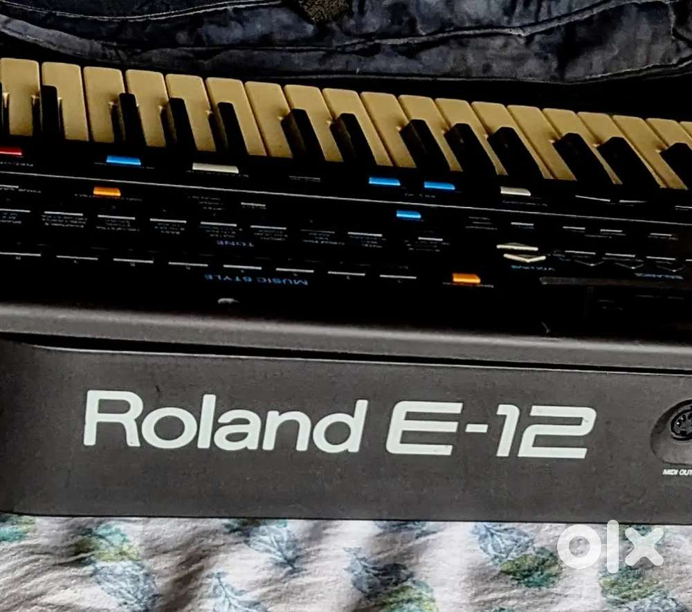 Roland E12 Intelligent Synthesizer Keyboard 62 full size keys