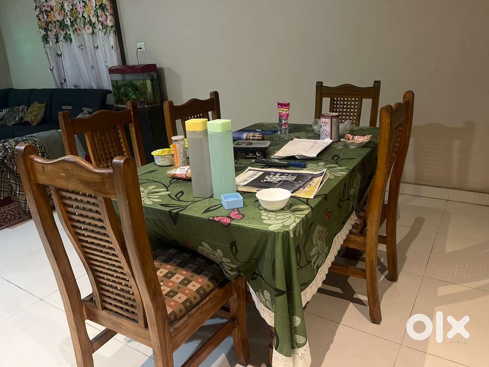6 seat dinning table glass top very good condition