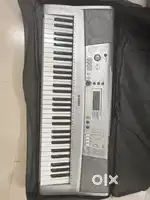 YAMAHA PSR- E303 musical keyboard with cover