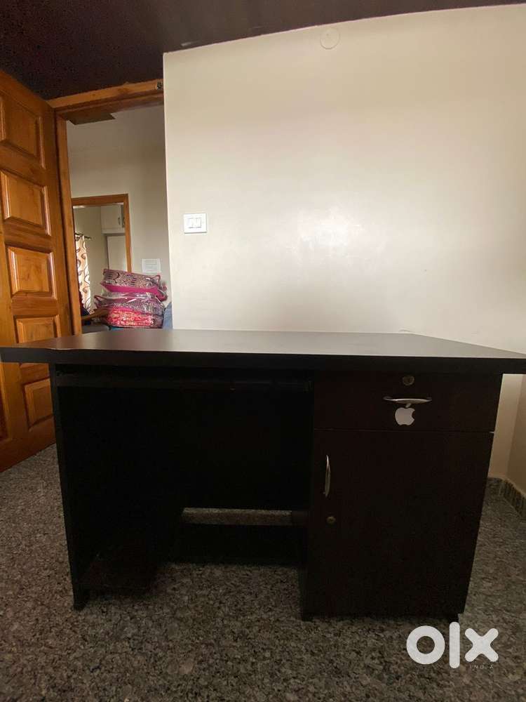 COMPUTER DESK, OFFICE CHAIR, KEYBOARD, HEADSET, LAPTOP BAG