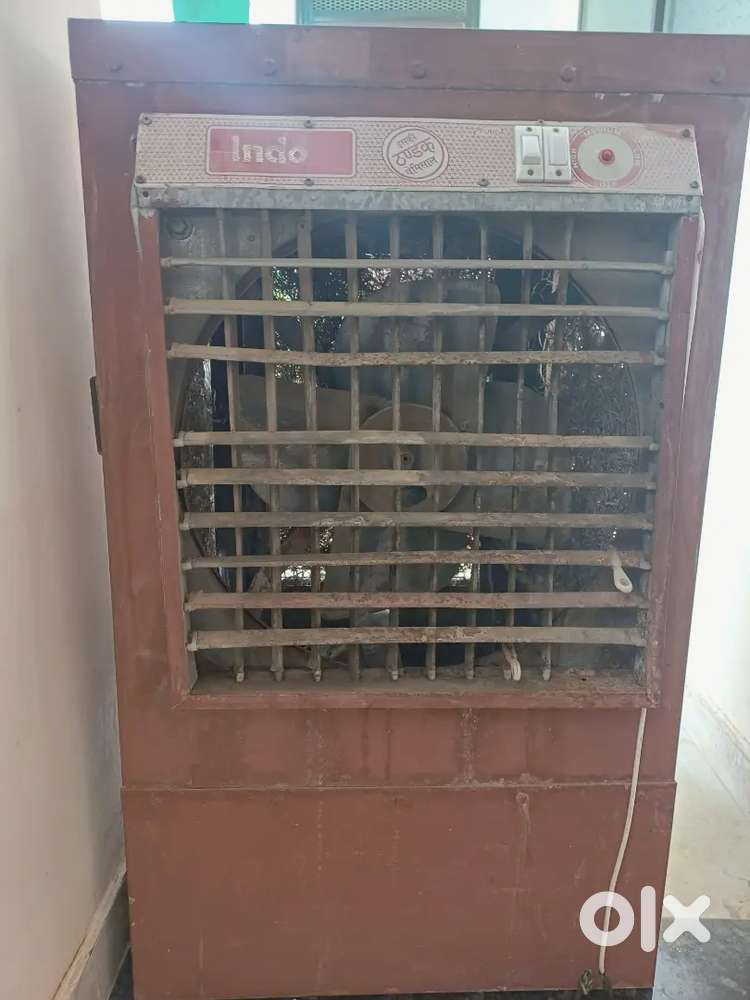 Cooler new he 1 year use hua he Sath me paint bhi free he