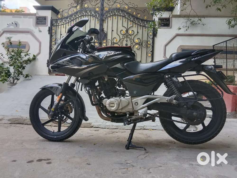 Bajaj pulsar 220f excellent condition single hand