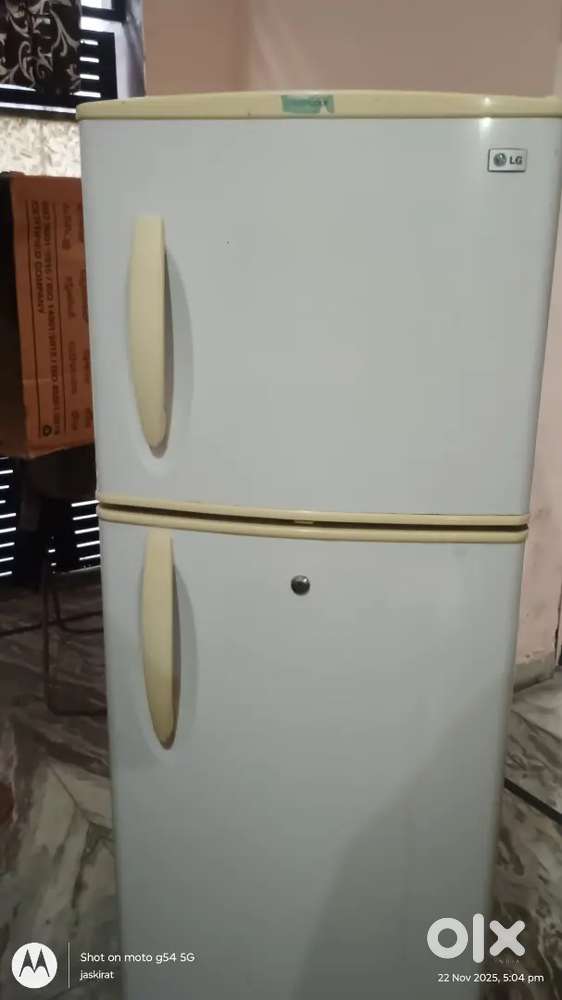 Double door refrigerator