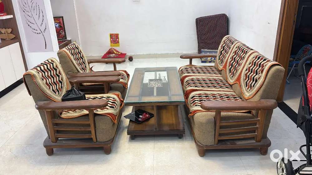 Stylish sofa set and centre table in excellent condition